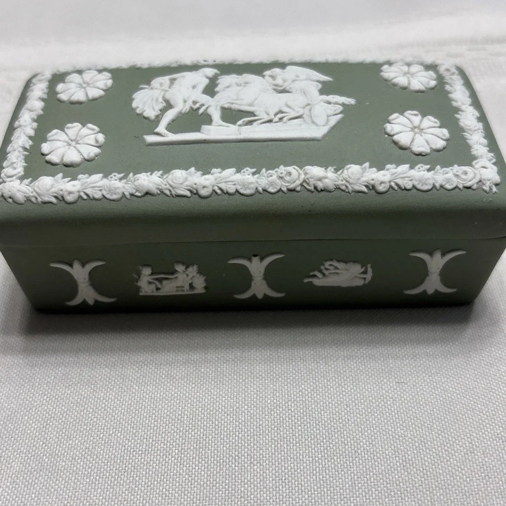 Wedgwood small accessory